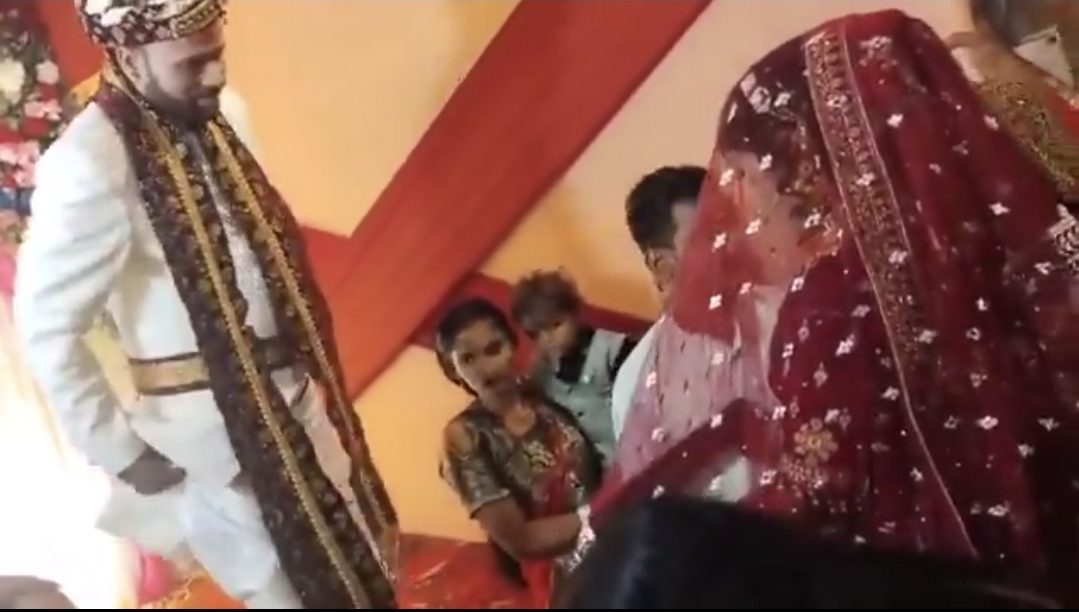 ​”ஐயோ.. மானமே போச்சு” திருமண மேடையில் கழண்டு விழுந்த பேண்ட்…. மாப்பிள்ளைக்கு நேர்ந்த அவமானம்…. வைரலாகும் வீடியோ….!!