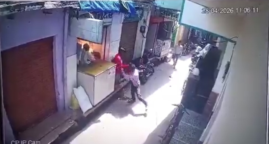 பயங்கரம்! அயர்ன் பண்ணும்போது திடீரென வெடித்த சிலிண்டர்…. நூலிழையில் தப்பிய உயிர்…. பதற வைக்கும் சிசிடிவி காட்சி….!!