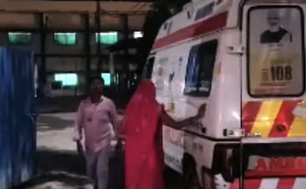 “ரத்தத்தை துடைக்கச் சொன்ன கொடூரம்” விபத்தில் சிக்கிய கணவன்…. ஆம்புலன்ஸை சுத்தம் செய்த மனைவி…. ம.பியில் அதிர்ச்சி….!!