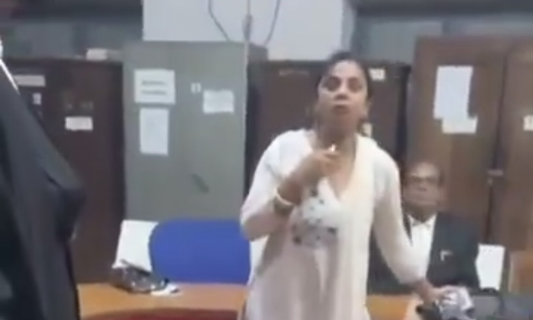 “காசு வாங்கிட்டு வக்கீல் ஏமாத்திட்டாரு” நீதிமன்றத்திற்குள் பிளேடால் கழுத்தை அறுக்க முயற்சித்த பெண்…. வைரலாகும் பகீர் வீடியோ….!!