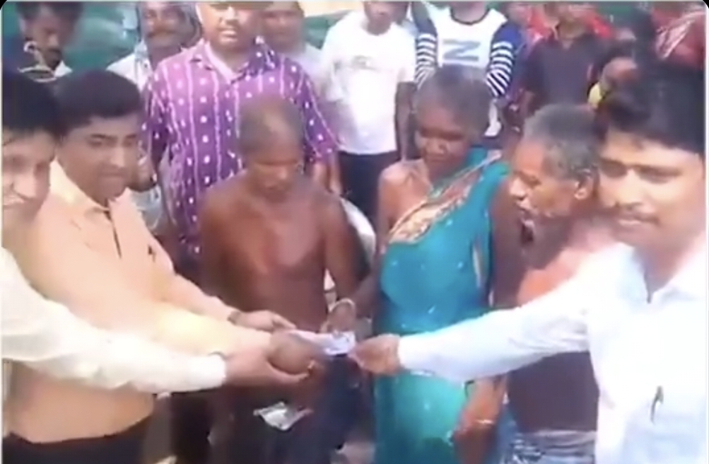 எலும்புகூடுடன் வைரலான பிறகு நடவடிக்கை…. பணத்தை ஒப்படைத்து போட்டோ ஷூட் நடத்திய அதிகாரிகள்…. வெளியான வீடியோ….!!