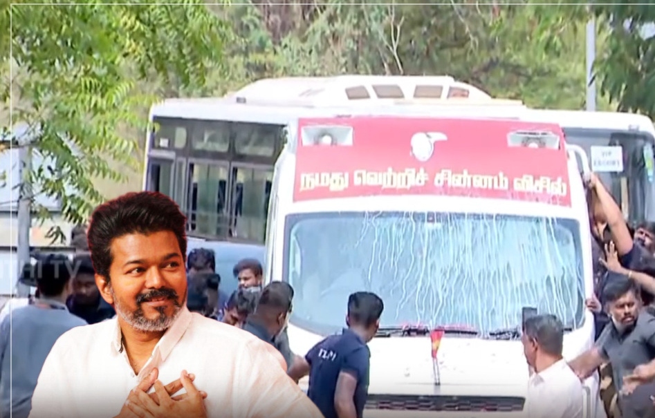 “ஒண்ணுமே தெரியலையே!”… கண்ணை மறைத்த பாலாபிஷேகம்… காரைக்குடியில் திணறிய விஜய் வாகன டிரைவர்… உற்சாக மிகுதியில் ரசிகர்கள் செய்த ‘பகீர்’ வேலை…