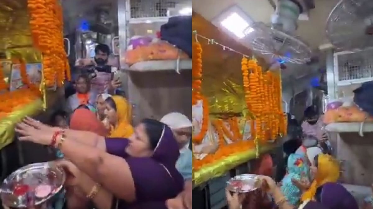 அடப்பாவமே…. ஓடும் ரயிலை கோவிலாக மாற்றிய பயணிகள்…  ஆரத்தி எடுத்து பஜனை பாடி… விவாதத்தை கிளப்பிய வீடியோ…!!!