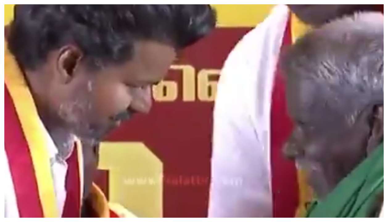 “ஜஸ்ட் மிஸ்.. கண்ணுல அடிபட்டாலும் கவலையில்ல..” – விவசாயிக்கு விஜய் கொடுத்த அந்த கௌரவம்.. தவெக பிரச்சாரத்தில் நடந்தது என்ன? வைரலாகும் வீடியோ..!!