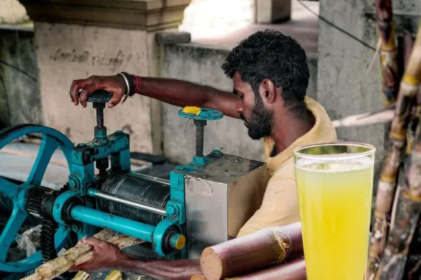தள்ளுவண்டியில் இருந்து ஸ்டார் ரேஞ்சுக்கு மாறிய கரும்புச்சாறு..! “நம்ம ஊருல 20 ரூபாய் தான்”.. ஆனா வெளிநாட்டில் ஒரு கிளாஸ் 500 ரூபாய்… ஆஹா எம்புட்டு மனசு…!!