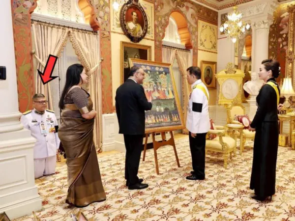 தாய்லாந்து மன்னர் முன் மண்டியிட்ட இந்திய தூதர்…! “ஓய்வு பெறுவதற்கு முன் இப்படி ஒரு மரியாதையா”… இணையத்தில் புயலைக் கிளப்பிய போட்டோ…!!