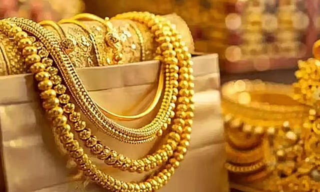 Breaking: இறங்கிய வேகத்தில் ஏறிய தங்கம் விலை…. ஒரே நாளில் ரூ.1440 அதிகரிப்பு… பேரதிர்ச்சியில் இல்லத்தரசிகள்…!!!