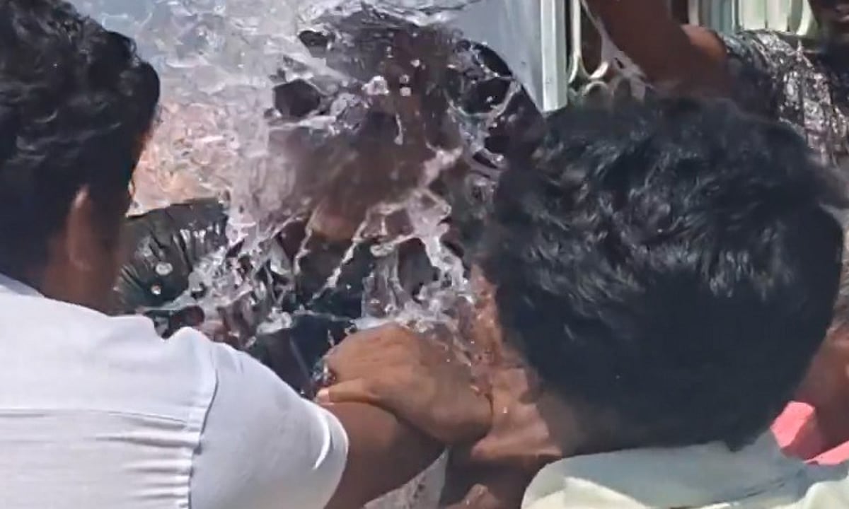 அடிப்படை வசதி வேணும்… தேர்தலை புறக்கணிப்பு போராட்டத்தின் போது வழக்கறிஞர் செய்த காரியம்… போலீஸ் கண்முன்னே பெட்ரோல் ஊற்றி… பரபரப்புச் சம்பவம்…!!!