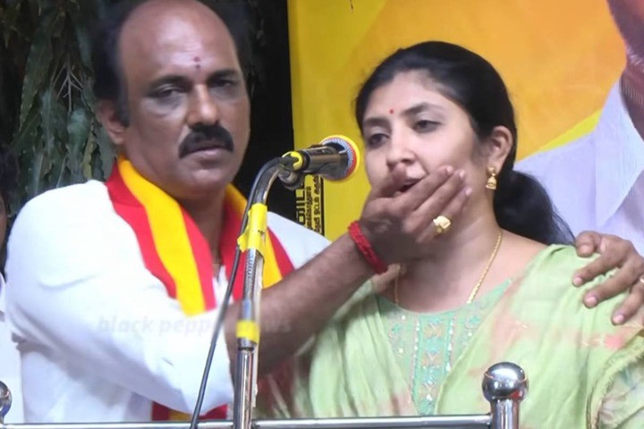 பொது மேடையில் சட்டுனு பெண்ணின் வாயை மூடிய TVK வேட்பாளர்..! கொந்தளித்த ப்ளூ சட்டை… உண்மை தெரியாமல் பேசுவதா..? வீடியோவை வெளியிட்டு தவெகவினர் ஆவேசம்..!!!