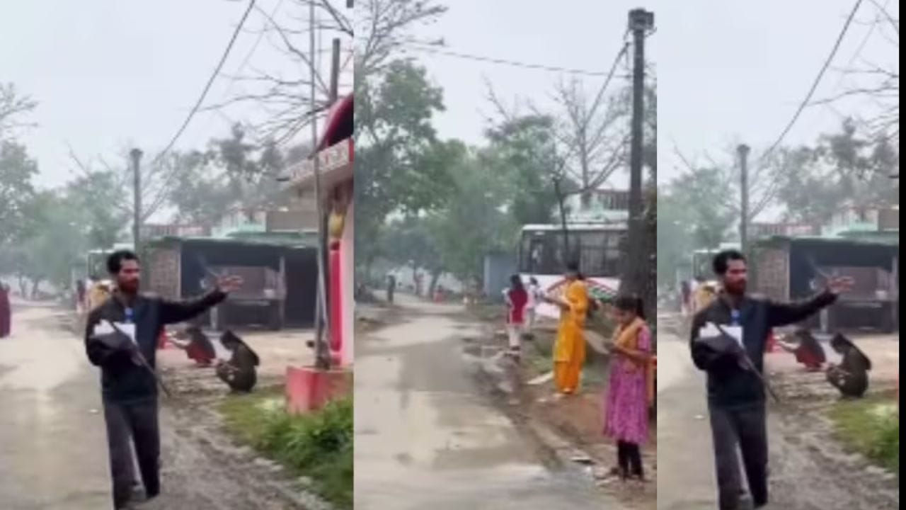 பிட் அடிக்க சான்ஸே இல்லை.. ரோட்டிலேயே எக்ஸாம்.. மாணவர்களுக்கு அதிர்ச்சி கொடுத்த ஆசிரியர்.. இணையத்தைக் கலக்கும் வீடியோ..!!