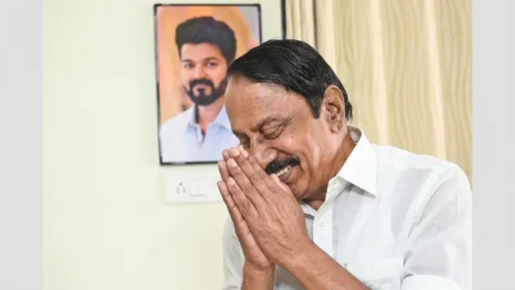 “அய்யய்யோ மாத்தி சொல்லிட்டேனே!”.. விஜய் வேட்பாளருக்கு இரட்டை இலையில் ஓட்டு கேட்ட செங்கோட்டையன்… ஷாக்கான தவெக தொண்டர்கள்…!!!!!