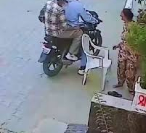 “முதலில் ஆசிர்வாதம்.. அப்புறம் கைவரிசை!”… பக்தி மயக்கத்தில் இருந்த மூதாட்டிக்கு நேர்ந்த கதி… வைரலாகும் சிசிடிவி வீடியோ..!!!!