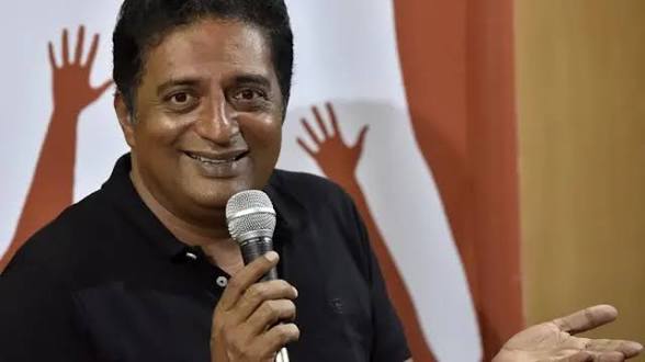 “மன்னிப்பு கேட்காவிட்டால் விடமாட்டோம்!”.. நடிகர் பிரகாஷ் ராஜுக்கு புதிய சிக்கல்.. 100 கோடி நஷ்டஈடு கேட்டு வழக்கு.. அதிர்ச்சியில் திரையுலகம்..!!