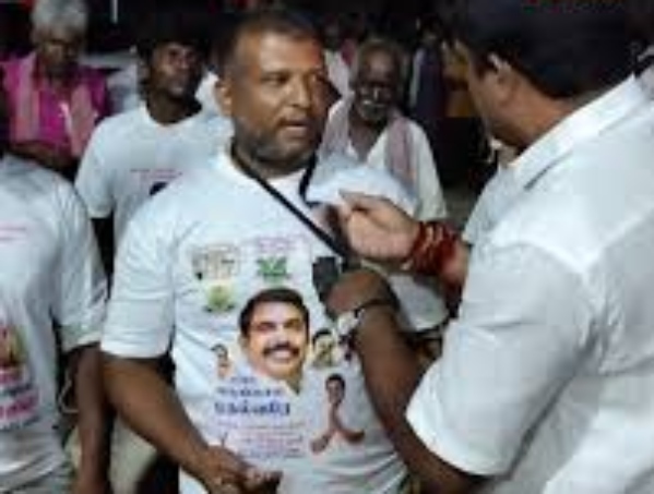 “இது என்னடா வம்பு?”… மேளம் வாசித்தவரிடம் விசிலை பிடுங்கி எறிந்த நிர்வாகி… அதிமுக கூட்டத்தில் பரபரப்பு..!!!