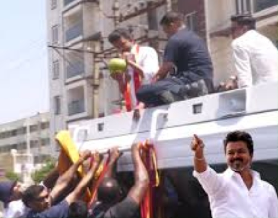 “விஜய் அண்ணா இந்தாங்க இளநீர்!”.. தவெக தலைவர் செய்த ‘க்யூட்’ செய்கை.. உருகிப்போன தொண்டர்கள்.. வைரல் வீடியோ..!!!