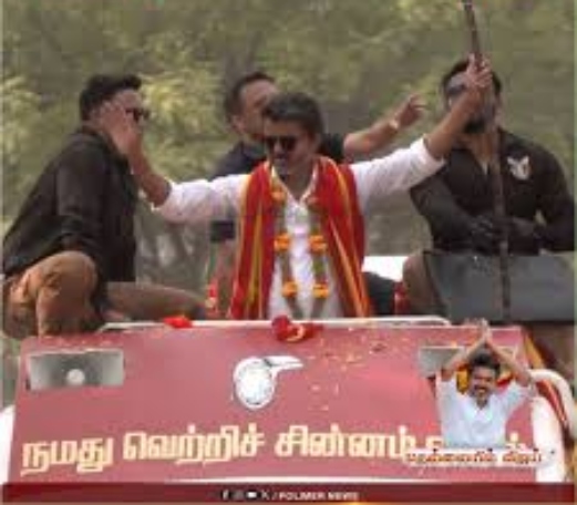 “தலைவா நீங்க பார்த்துட்டீங்க!”… விஜய் கையசைத்த உற்சாகம்: மொட்டை மாடியில் துள்ளிக் குதித்து மகிழ்ச்சியை வெளிப்படுத்திய வெறித்தனமான பெண் ரசிகை..!!!!