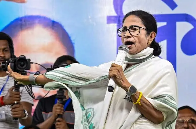 “அவங்க வண்டியில பணம் இருக்கு!”..  என் காரை செக் பண்ணுங்க.. மம்தா பானர்ஜி அதிரடி சவால்..!!