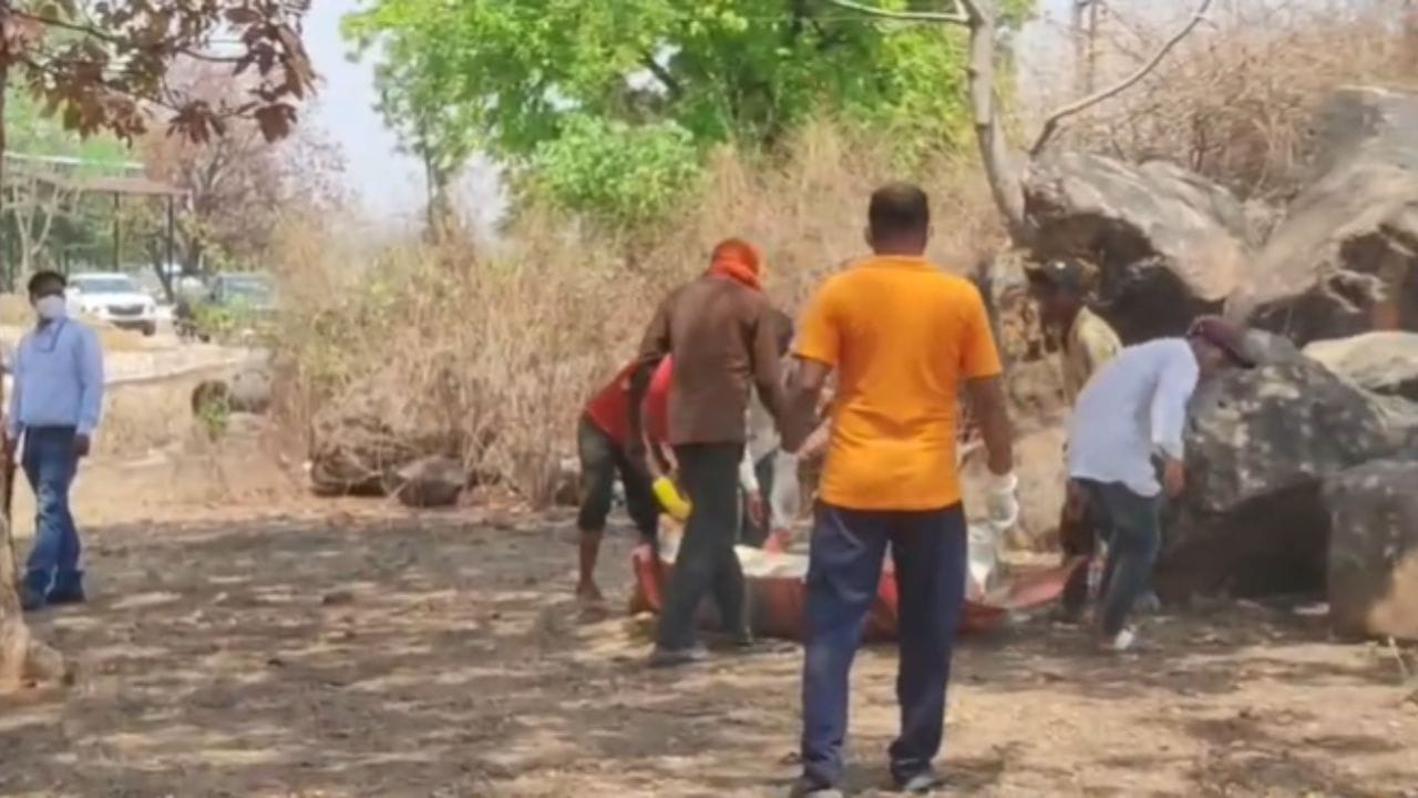 “தம்பியை 9 துண்டா வெட்டி செப்டிக் டேங்க்ல போட்ட அண்ணன்!” – 6 நாளா அதே வீட்ல தங்கியிருந்த கொடூரம்.. துர்நாற்றம் வீசியதால் அம்பலமான பகீர் மர்மம்..!!!