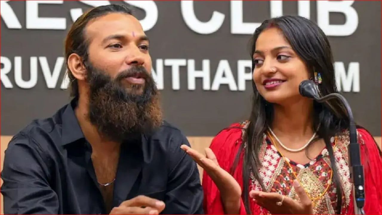 “என்னை காப்பாற்றுங்கள்!..” கேரள முதல்வருக்கு கடிதம் எழுதிய வைரல் பெண்.. மோனலிசா கர்ப்பம்? கைது செய்ய வந்த போலீஸார் ஏமாற்றத்துடன் திரும்பியது ஏன்..??