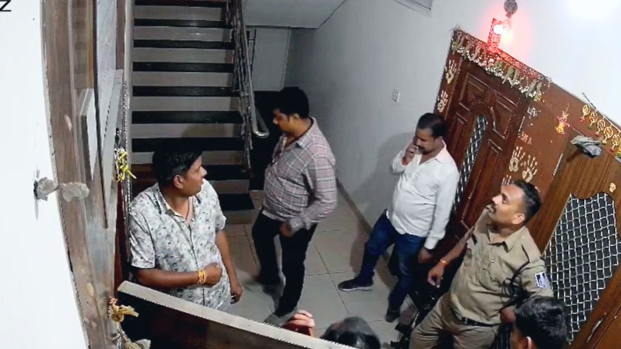 “போலீசா? இல்ல கொள்ளைக்காரர்களா?” கேமராவை ஆஃப் பண்ணிட்டு 22 சவரன் தங்கம் கொள்ளை…. வைரலாகும் வீடியோ….!!