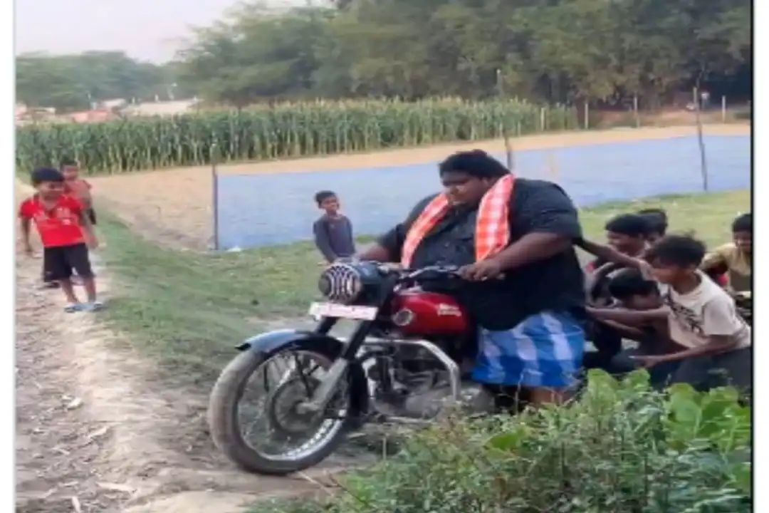 புல்லட்டுக்கு வந்த சோதனையை பாருங்க…. பாரம் தாங்க முடியாமல் பாதியிலேயே படுத்துருச்சு… வயிறு குலுங்க சிரிக்க வைக்கும் வீடியோ…!!!