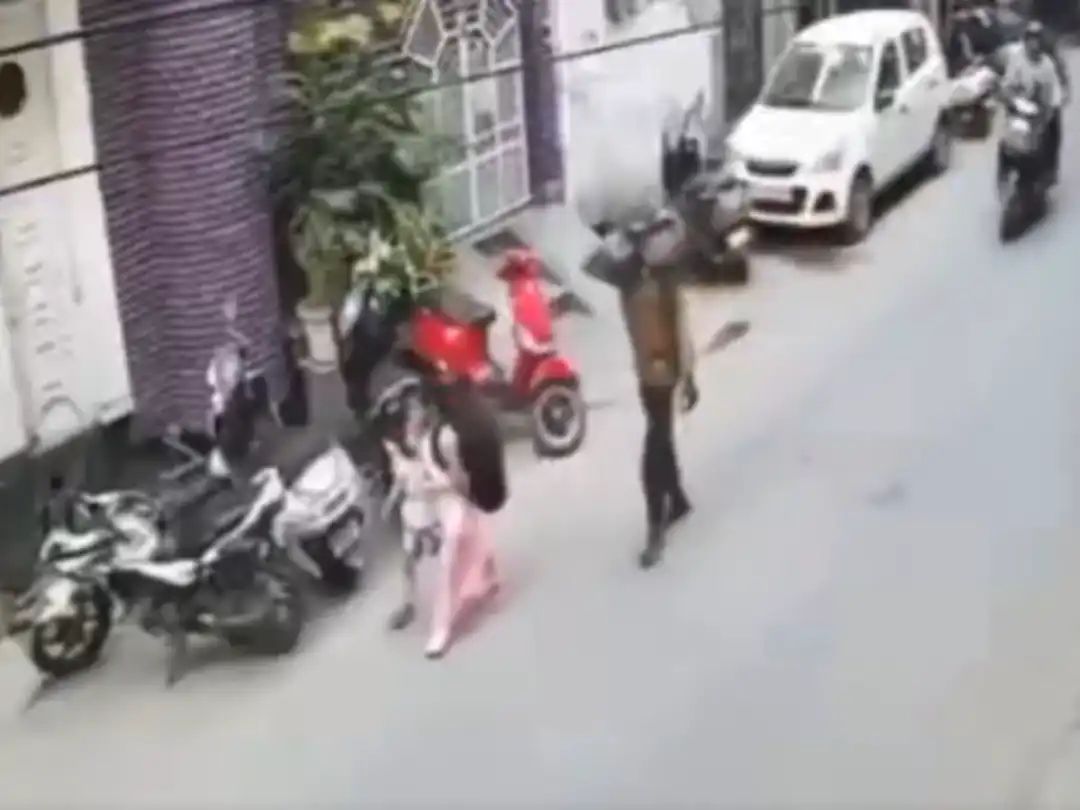 “உங்க வீட்டு பிள்ளையும் தனியா போதா?” டியூஷன் டூ வீடு…. நடுரோட்டில் நடந்த அதிர்ச்சி சம்பவம் – வீடியோ உள்ளே….!!