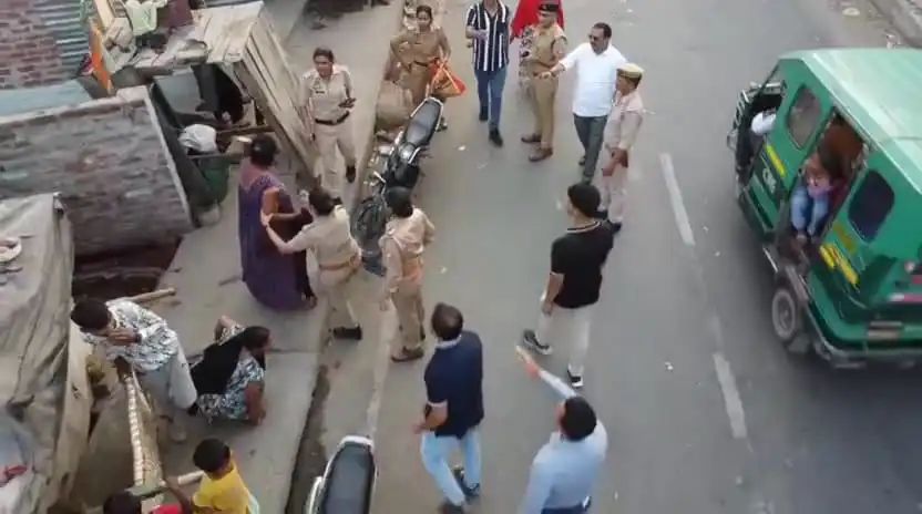 ட்ரோன் மூலம் கூரையில் தெரிந்த ‘வெள்ளை’ நிற பொருட்கள்.. குறுகிய சந்துகளில் நடந்த கோடிக்கணக்கான பிசினஸ்.. லட்சாதிபதியாக வைத்திருந்த புதையல்.. அதிரடி காட்டிய 70 போலீசார்..!!