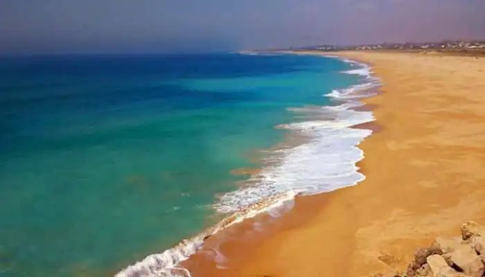 பீச்-ல மணலுக்கு பதிலா வைரமா….? ஆனா உள்ள போனா அவ்வளவுதான்…. நமீபியாவின் மிரட்டலான ரகசியம்….!!