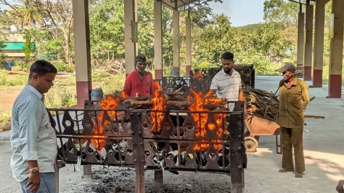 பெற்று வளர்த்த பாவம்.. இரண்டு மகன்கள் இருந்தும் அநாதையாக பிரிந்த உயிர்.. தாயின் இறுதிச்சடங்கிற்கு வர மறுப்பு.. ஊரே திரண்டு செய்த காரியம்..!!