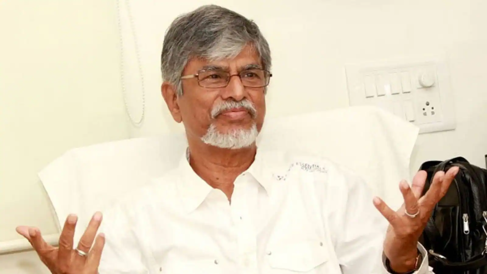“விஜய் மேல பெர்சனல் அட்டாக் நடக்குது..”.. விவாகரத்து விவகாரத்தில் மௌனம் கலைத்த எஸ்.ஏ.சி… தந்தை கொடுத்த ‘ஷாக்’ விளக்கம்..!!!!