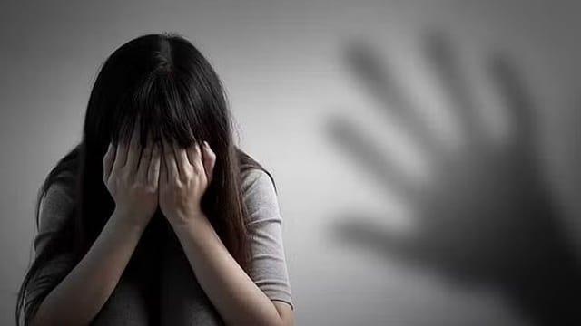 வெளியே சொன்னா கொலை பண்ணிடுவேன்… தனி அறையில் இளம்பெண்ணுக்கு பாலியல் தொல்லை… எஸ்கேப் ஆன கடையின் உரிமையாளர்…!!!