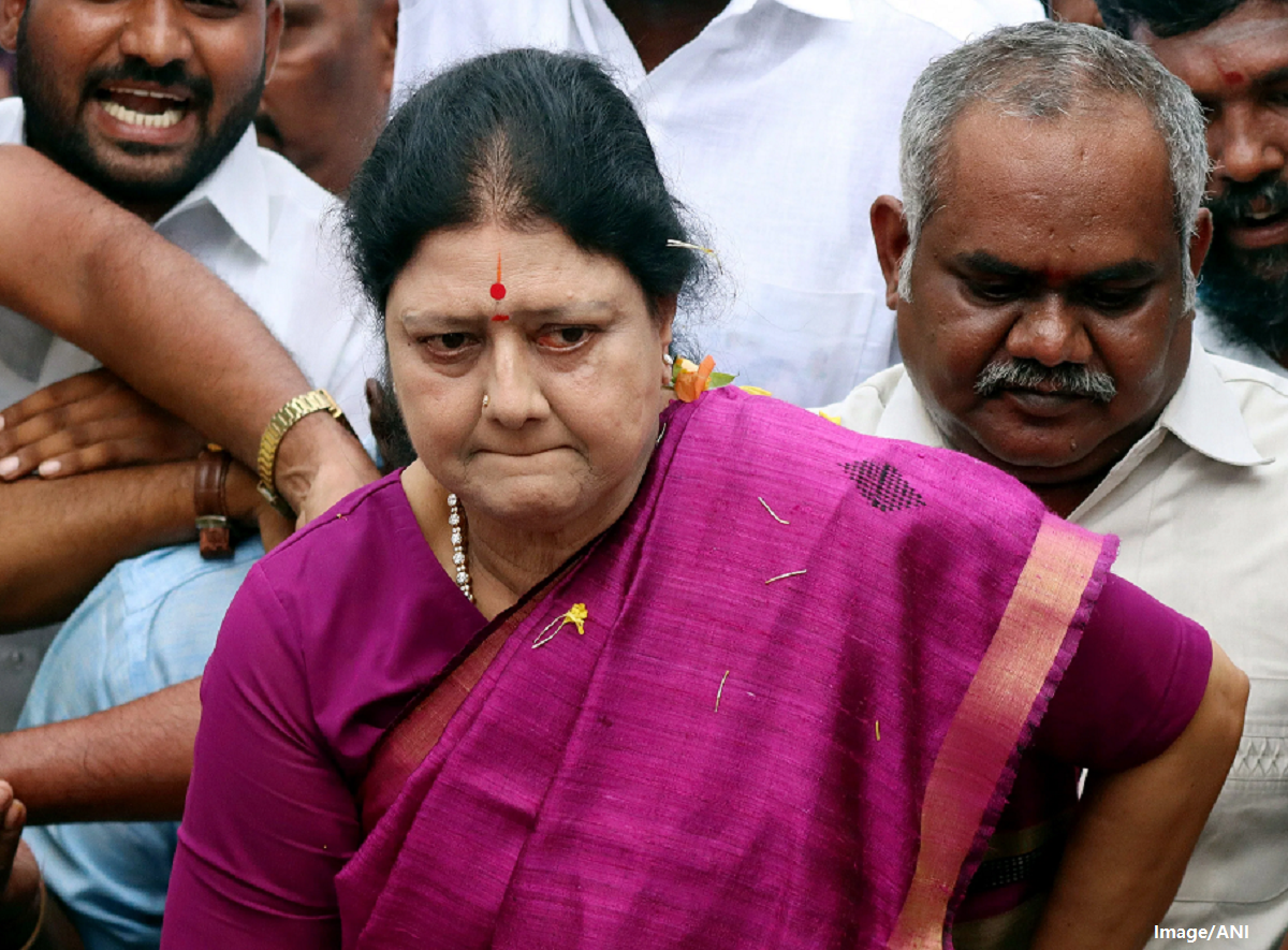 48 மணிநேரத்தில்… சசிகலாவிற்கு விழுந்த பலத்த அடி.!  “வேட்பாளரே திமுக-விற்கு ஆதரவாகப் பிரச்சாரம்..! அதிர்ச்சியில் உறைந்த தொண்டர்கள்..!!