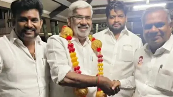 “ஓபிஎஸ் டீம், இபிஎஸ் டீம்.. இப்போ தவெக!” – 50 வருட அதிமுக விசுவாசி எடுத்த அதிரடி முடிவு.. எடப்பாடிக்கு அடுத்தடுத்து விழும் மரண அடி.. தவெக-வில் இணைந்த ‘அந்த’ முன்னாள் அமைச்சர்..!!”