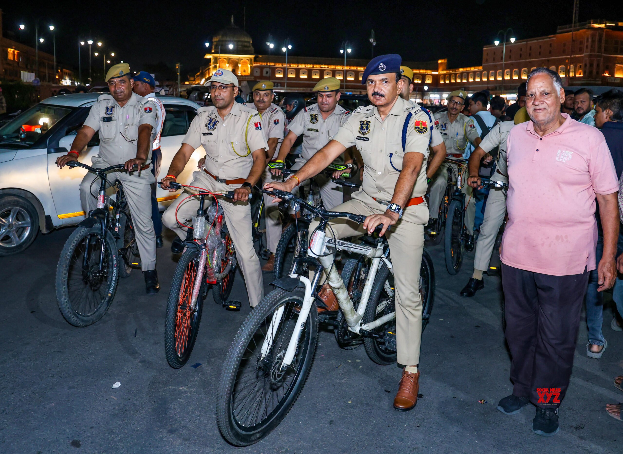 எரிபொருள் சிக்கனத்திற்குப் புது முயற்சி​…. “சைக்கிளில் போனால் திருடனை எப்படிப் பிடிப்பீர்கள்?” நெட்டிசன்களைக் கவர்ந்த போலீசாரின் வைரல் வீடியோ….!!