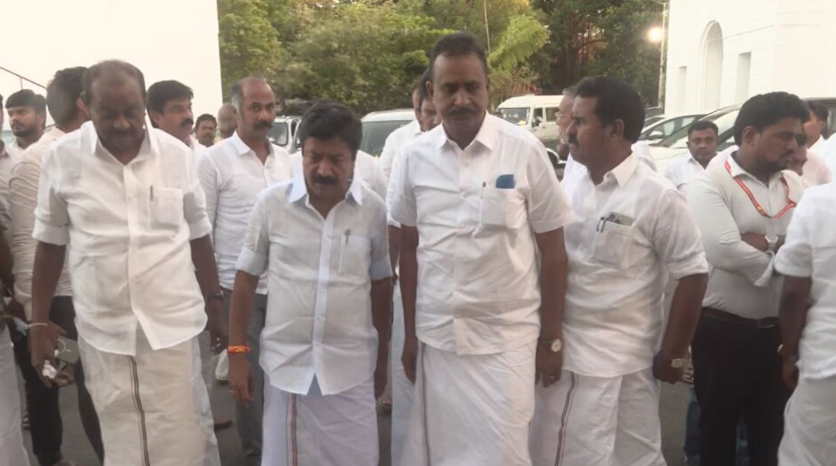 Breaking: உடைந்தது அதிமுக..! இபிஎஸ் இல்லை எஸ்பி வேலுமணி தான் இனி தலைவர்… 30 அதிமுக எம்எல்ஏக்கள் தற்காலிக சபாநாயகரிடம் மனு…!!