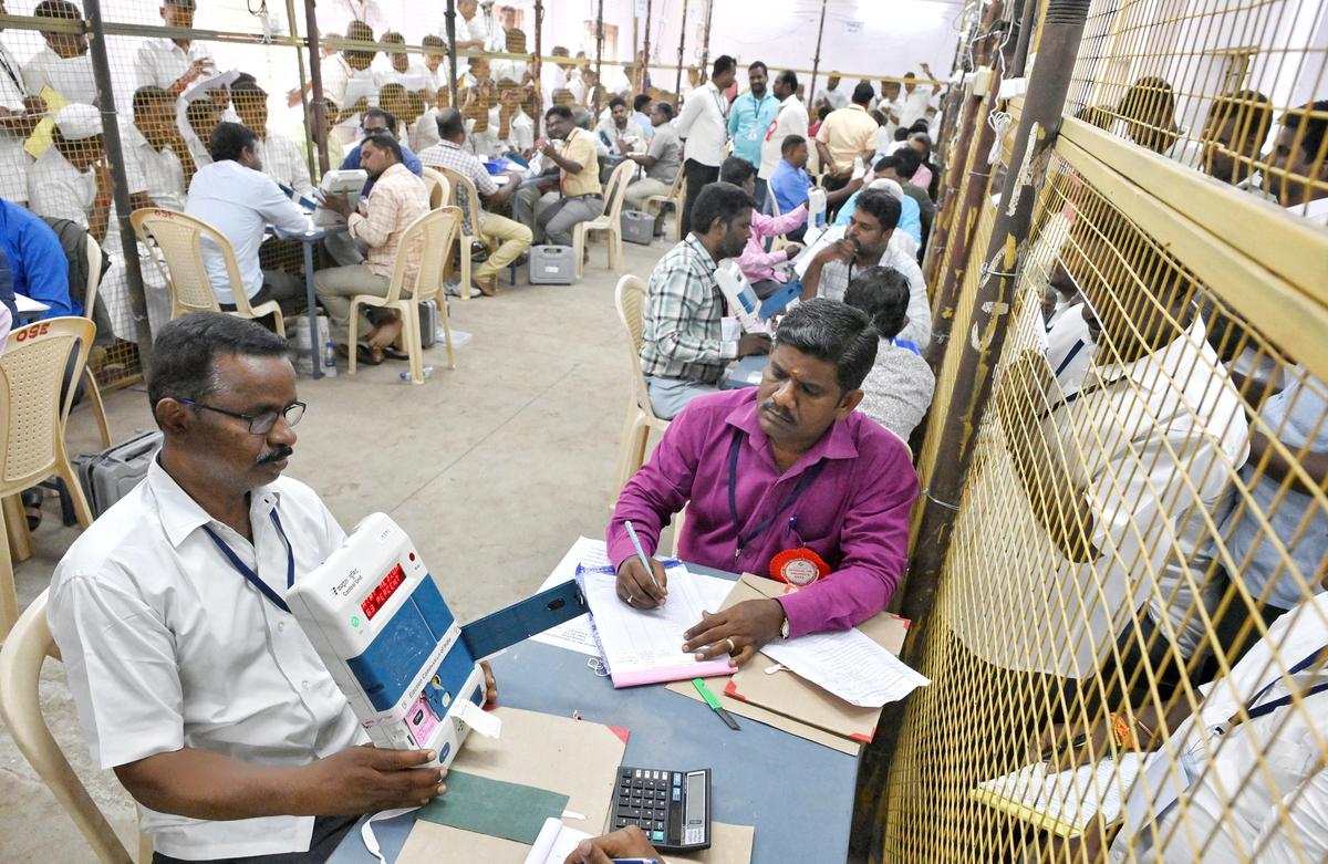 “கோட்டையை பிடிக்கப்போவது யார்?” இன்று காலை 8 மணிக்குத் தொடங்கும் வாக்கு எண்ணிக்கை…. திக் திக் நிமிடங்களில் தமிழகம்….!!