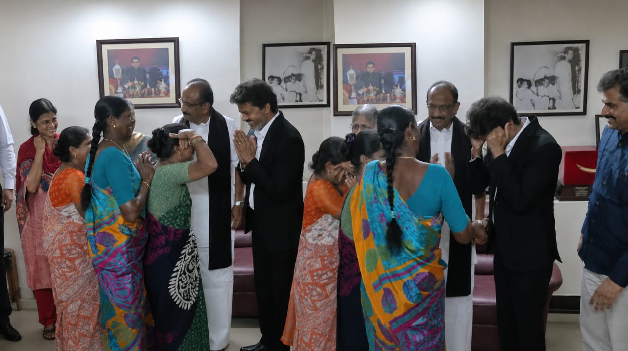 ஆஹா..! முதல்வர் விஜய்யை பார்த்ததும் துள்ளி குதித்த வைகோ வீட்டு பணிப்பெண்கள்… பதிலுக்கு திருஷ்டி சுத்திய முதல்வர் விஜய்… இணையத்தை கலக்கும் வீடியோ..!!
