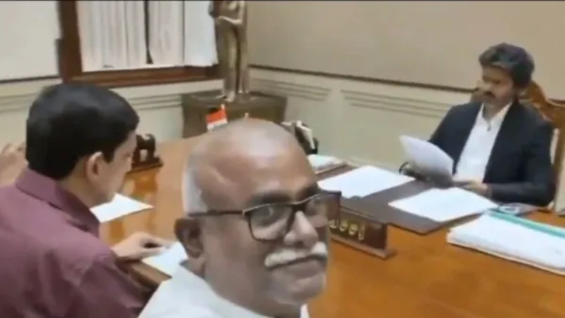 “சிஎம் விஜய் மீட்டிங்கில் ரகசிய வீடியோ?”… வீடியோ விவகாரத்தில் வெளியான பரபரப்பு விளக்கம்.. கிளம்பிய புது சர்ச்சை வீடியோ..!!!