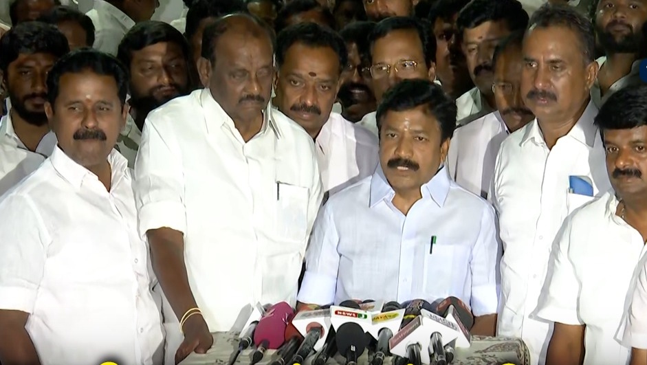 Breaking: ‘தவெக-வுடன் கூட்டணிக்கு நாங்க ரெடி.. நீங்கதான்!’… 26 மாவட்டச் செயலாளர்கள் நீக்கத்தால் வெடித்த ஆவேசம்… சி.வி.சண்முகம் கண்டனம்…!!!