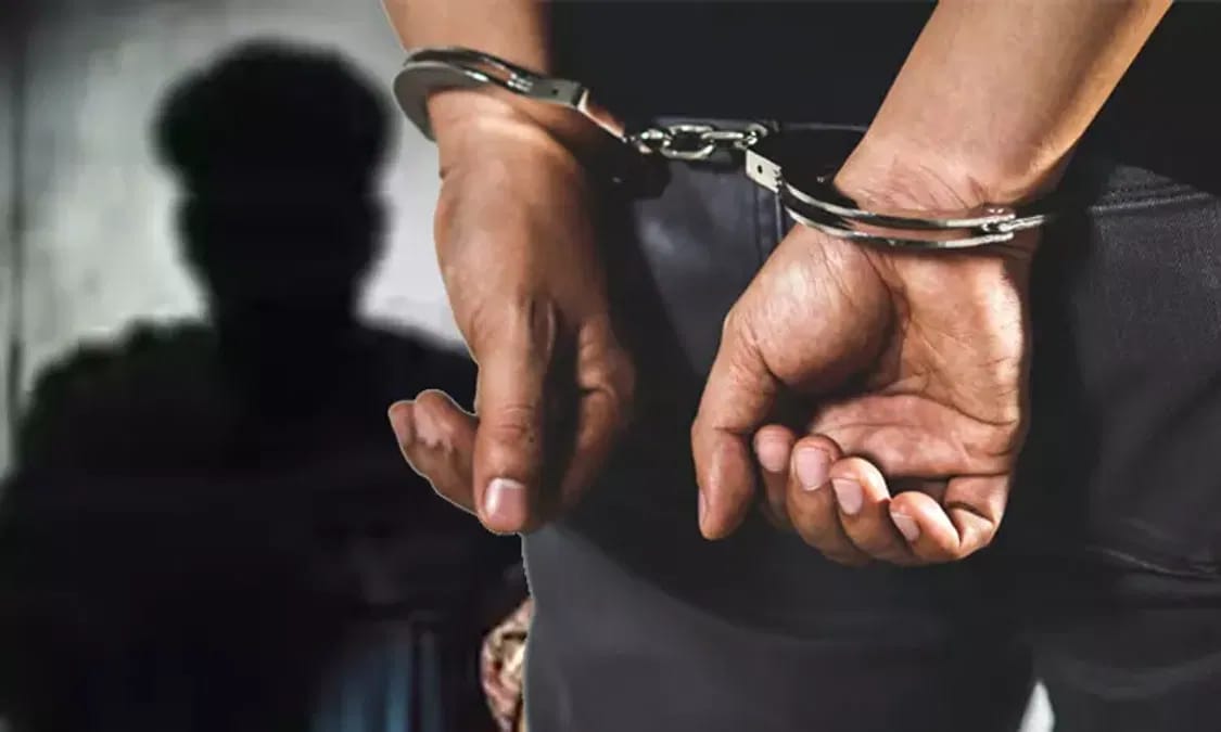 ஸ்கூலில் நடந்த அசிங்கம்… வகுப்பறையில் அலமாரியில் மாணவனுடன் உடலுறவு…! “அடுத்து காரில்”… 2 வாரத்தில் 2 முறை அத்துமீறிய டீச்சர்…!!