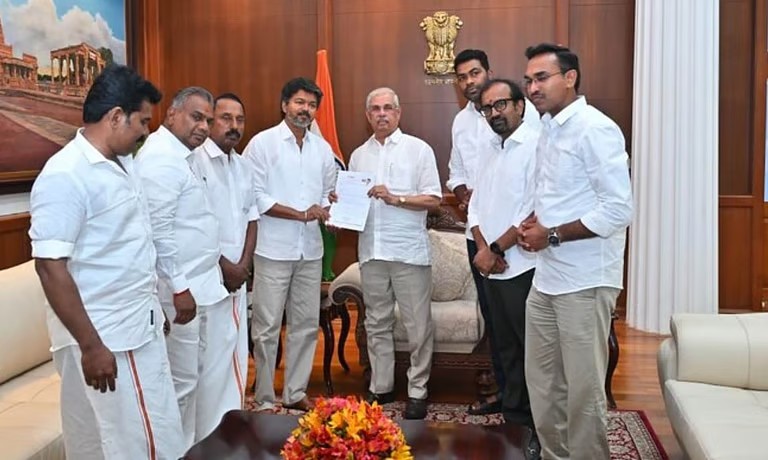 தமிழகமே எதிர்பார்த்த அந்த ஒரு வார்த்தை…! ஜோசப் விஜய் என்னும் நான்… நாளை காலை 11.30 மணிக்கு கனவு நனவாகும்… ஆனால் 2 நாள்தான் டைம்… விஜய்க்கு கெடு விதித்த ஆளுநர்..!!