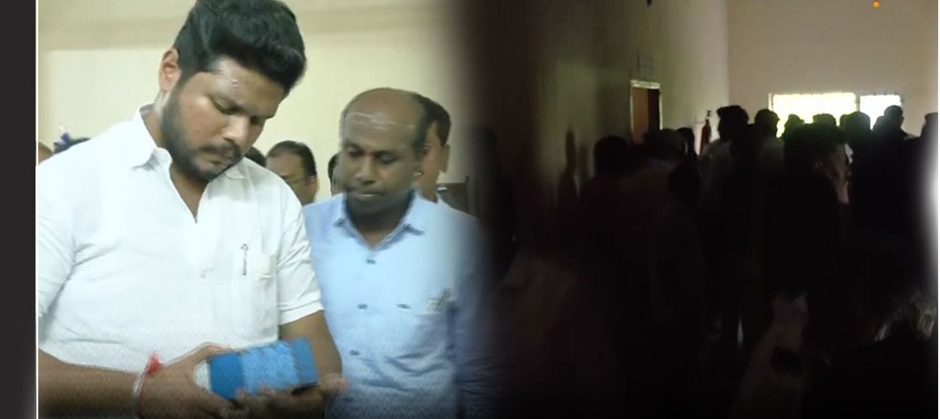 Breaking: “அமைச்சருக்கே இந்த நிலைமையா?”.. ஆய்வுக் கூட்டத்தில் டஃப் கொடுத்த 20 நிமிட கரண்ட் கட்.. புதுக்கோட்டையில் அதிகாரிகளுக்கு வந்த மெகா சோதனை..!!!
