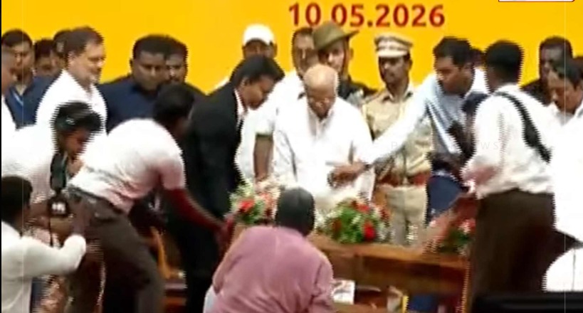 Breaking: தமிழகமே எதிர்பார்க்கல…! மேஜையை உதவியாளர்களுடன் தூக்கிச் சென்ற முதலமைச்சர் விஜய்… வைரலாகும் ஆச்சரிய வீடியோ..!!!
