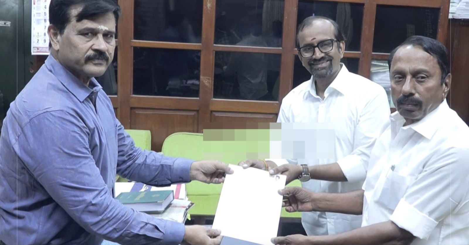 “எம்.எல்.ஏ பதவியை துறந்த முதல்வர் விஜய்!”… திருச்சி கிழக்கு தொகுதியில் ராஜினாமா கடிதம் ஒப்படைப்பு..!!!!
