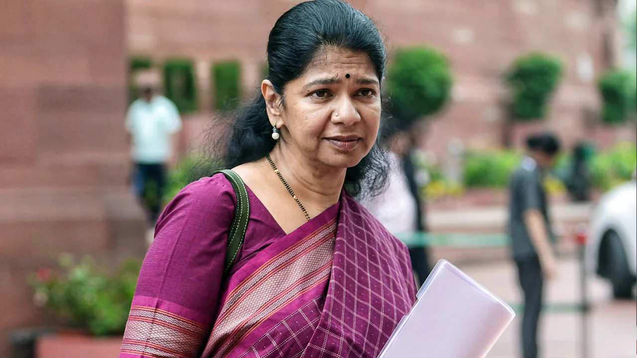 “யாரும் தேவையில்லை.. தனித்துப் போட்டி!” – கூட்டணிக் கட்சிகளுக்கு கனிமொழி விடுத்த மறைமுக எச்சரிக்கை? திமுக எடுத்த அதிரடி முடிவு..!!”