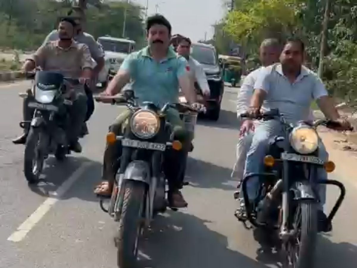 “ஹெல்மெட் இல்லாமல் புல்லட் ரைடு!”.. விஐபி-யாக இருந்தாலும் சட்டம் பொதுவானது.. பாஜக எம்.எல்.ஏ-வுக்கு அபராதம்.. போலீசாரின் அதிரடி ஆக்ஷன்.‌.!!