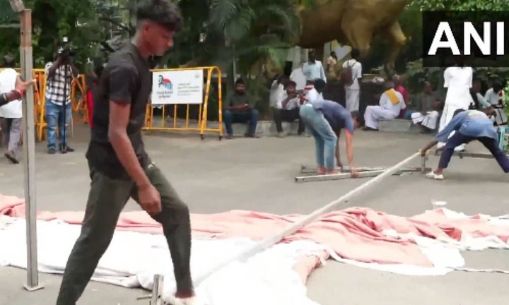 அவசரப்பட்டு பல்பு வாங்கிட்டீங்களே…! அறிவாலய வாசலில் திமுக ஜெயிக்கும்னு பேனர்… ரிசல்ட் வந்ததும் அவசர அவசரமா செஞ்ச வேலைய பாத்தீங்களா…? வீடியோ வைரல்..!!