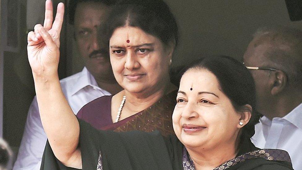 “அன்னைக்கே செஞ்சவ…. இன்னைக்கும் செய்வேன்” அம்மாவுக்கு தெரியாம செஞ்ச வேலை…. சசிகலா எடுத்த பழைய அஸ்திரம்….!!