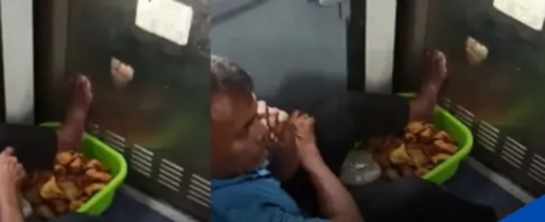 “ஆரோக்கியத்தோடு விளையாடாதீங்க”.. வைரல் வீடியோவால் சிக்கிய ரயில் சமோசா கடைக்காரர்… ஐஆர்சிடிசி எடுத்த அதிரடி நடவடிக்கை…!!!!