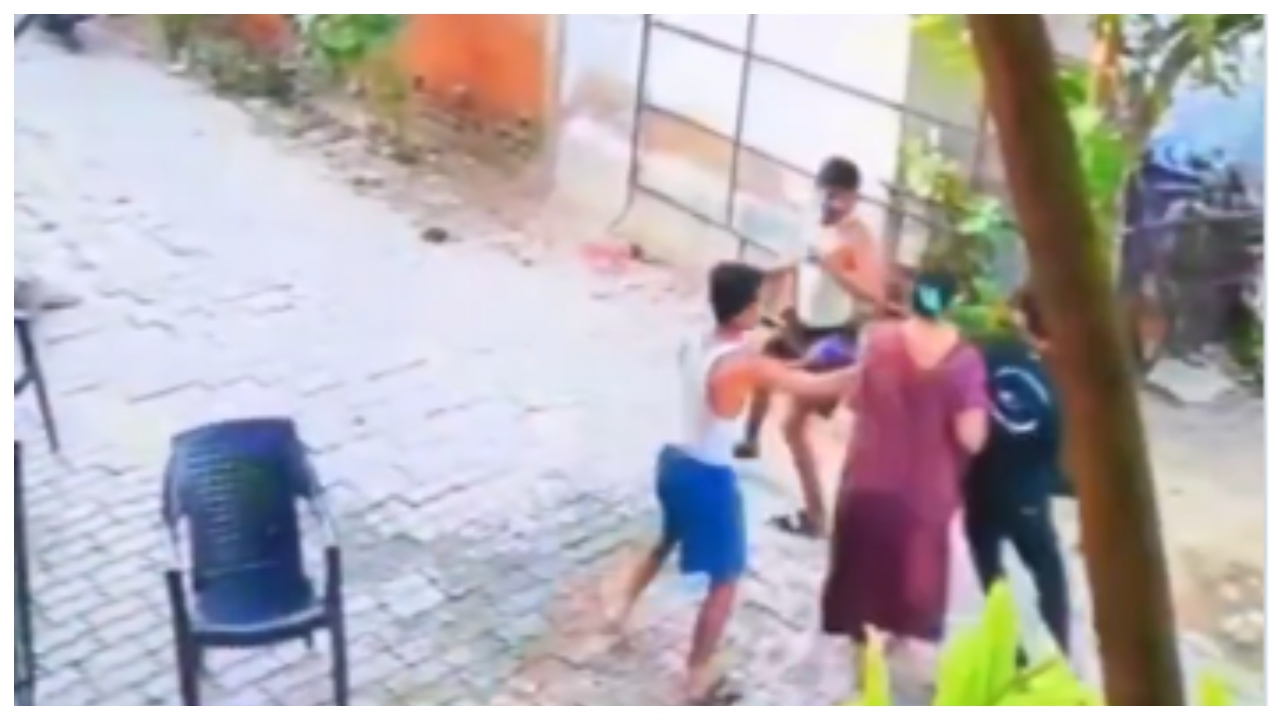 நிமிடம் நிமிடம் அரங்கேறிய அட்டூழியம்… அசிங்கமாகப் பேசியதை தட்டிக்கேட்ட தாயையும் மகனையும் குறிவைத்து தாக்கிய கும்பல்… வைரலாகும் சிசிடிவி வீடியோ…!!!